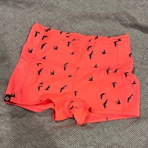 NWOT - Oiselle pink/peach flying birds print O-MAZING POWER SHORTS MINI